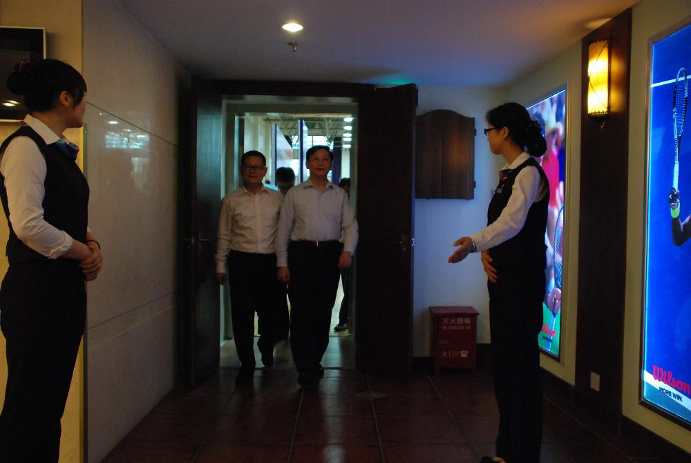 我司服務(wù)人員為靜安區(qū)委領(lǐng)導(dǎo)作貼身引導(dǎo)服務(wù)