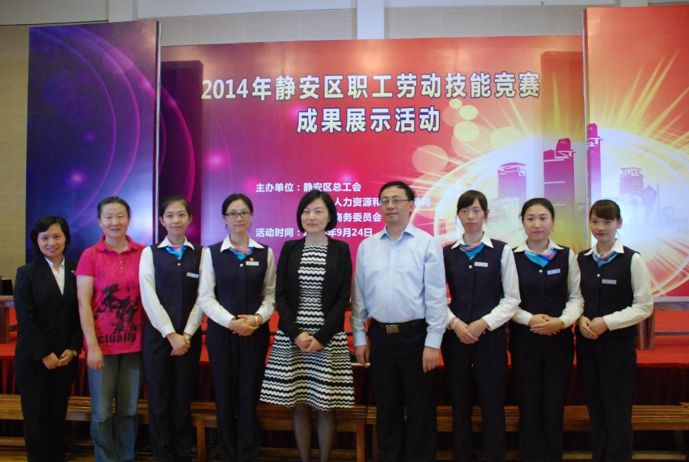 我司客服人員與靜安商務(wù)委領(lǐng)導(dǎo)合影