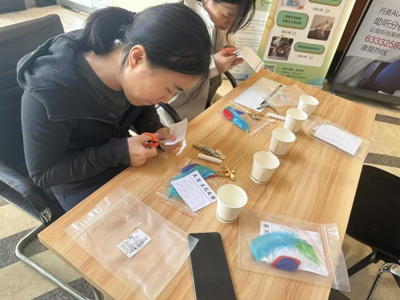 手工非遺點(diǎn)簪制作中_上海專業(yè)物業(yè)服務(wù)