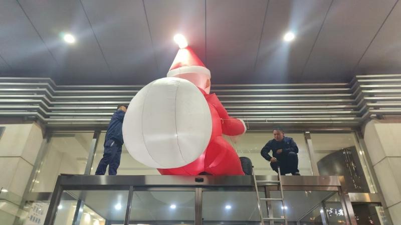 圣誕老人裝飾__辦公物業(yè)公司