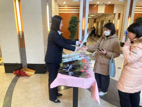 客服人員送節(jié)日祝福_辦公樓物業(yè)公司